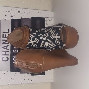 SHI by journeys black and white Aztec print brown platform wedges, sz 7